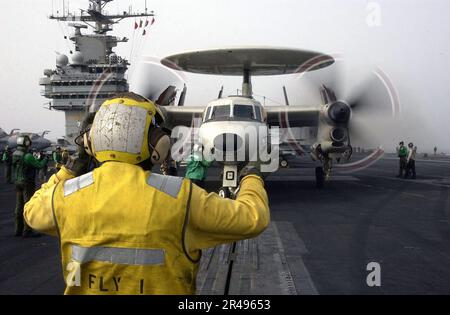 US Navy un Hawkeye E2-C se prépare à lancer à partir du pont de vol à bord de l'USS Harry S. Truman (CVN 75) Banque D'Images