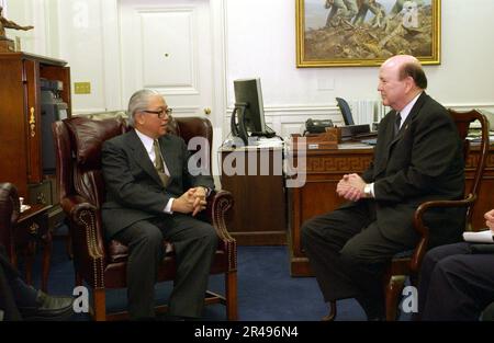 US Navy le ministre de la Défense de Singapour, M. Tony Tan, rencontre l'honorable Hansford T. Johnson, secrétaire intérimaire de la Marine (SECNAV) Banque D'Images