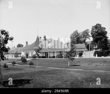 Gare de Pere Marquette, Charlevoix, entre 1900 et 1906. Panneaux sur le bâtiment: .. Charlevoix-Petoskey à 15 5/10 km. Banque D'Images