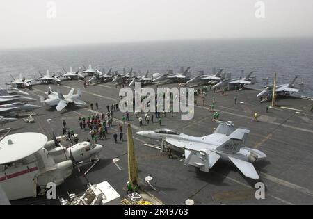 LES marins DE la Marine AMÉRICAINE participent au démarchement quotidien d'objets étrangers (FOD) sur le pont de vol à bord de l'USS Nimitz (CVN 68) Banque D'Images