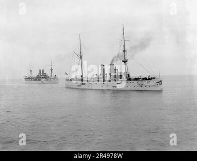 ÉTATS-UNIS Raleigh et U.S.S. Maine, entre 1895 et 1898. La photo montre le navire de guerre du Maine, qui avait deux cheminées. Mis en service 1895 et coulé 1898. (Source : C. Seavey, 2022) Banque D'Images
