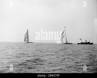 Columbia et Shamrock I après le début, 19 octobre 99, 1899 octobre 19. Columbia était un yacht de course américain conçu et construit en 1898-99 par Nathanael Herreshoff et The Herreshoff Manufacturing Company pour les propriétaires J. Pierpont Morgan et Edwin Dennison Morgan du New York Yacht Club. En 1899, elle a été la défenseuse de la dixième course de la coupe de l'Amérique contre le challenger britannique/irlandais Shamrock. Banque D'Images