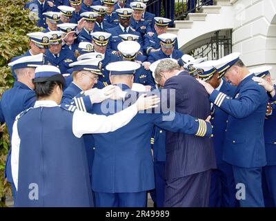 US Navy cinquante-deux aumôniers de la marine servant aux États-Unis La Garde côtière a levé l'esprit du président George W. Bush lors de leur visite historique avec leur commandant en- Banque D'Images