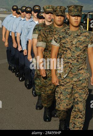 MARINS AMÉRICAINS et américains Marines stationnées aux États-Unis La Marine corps Air Facility Kaneohe marche ensemble à une cérémonie de remise des prix au cours de laquelle les marins ont été avancés à la prochaine échelle salariale plus élevée Banque D'Images