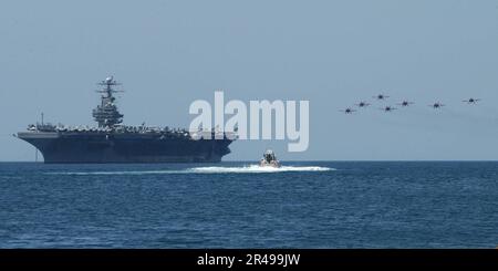 US Navy un avion du groupe acrobatique d'Espagne effectue des manœuvres aériennes au-dessus de l'USS Theodore Roosevelt (CVN 71), ancré au large de la côte de Cartagena, Espagne Banque D'Images