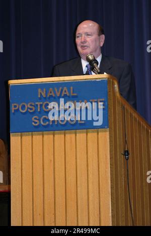 L'honorable Hansford T. Johnson, secrétaire intérimaire de la Marine, a pris la parole devant les officiers de la Marine AMÉRICAINE de l'École de troisième cycle de la Marine Banque D'Images