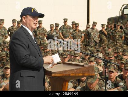 US Navy l'honorable Hansford T. Johnson, secrétaire intérimaire de la Marine (SECNAV), parle avec les États-Unis Marines et marins stationnés à la base du corps des Marines à Kaneohe Bay, Hawaï Banque D'Images