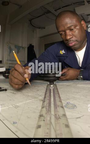 LA classe US Navy Quartermaster 1st vérifie l'exactitude d'une carte nautique utilisée pour naviguer dans l'USS Nimitz (CVN 68) Banque D'Images