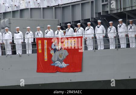 LES marins DE LA MARINE AMÉRICAINE sont les rails comme USS Theodore Roosevelt (CVN 71) reçoit un héros de bienvenue par les amis et les membres de la famille de l'équipage sur la jetée Banque D'Images