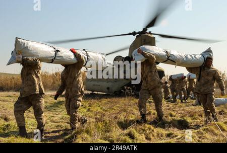 Aide au transport du personnel militaire turc (tentes) en provenance des États-Unis Hélicoptère CH-47 Chinook de l'armée à Kirikhahn, Türkiye, 18 février 2023. La CABINE 1AD offre une capacité de levage dynamique en soutien direct des efforts de secours de l'USAID et de la Turquie. 1AD CAB est l'une des unités militaires américaines soutenant Task Force 61/2 (TF 61/2), opérant sous les États-Unis Sixième parc, États-Unis Forces navales en Europe (NAVEUR) et aux États-Unis Les commandants européens font partie des efforts internationaux de secours en cas de catastrophe de la Turquie. Banque D'Images