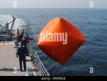 LES marins DE LA Marine AMÉRICAINE lancent une tomate tueur avant d'exécuter un exercice d'entraînement sur les armes légères à bord du croiseur de classe Aegis USS Vella Gulf (CG 72) lors de l'exercice maritime annuel Baltic Operations 2003 (BALTO Banque D'Images