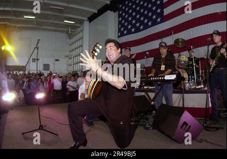 WAYNE Newton, acteur-animateur de la Marine AMÉRICAINE de Las Vegas, au Nevada, se produit pour les membres de l'équipage lors d'un spectacle de l'Organisation des Services Unis (USO) à bord de l'USS Nimitz (CVN 68) Banque D'Images