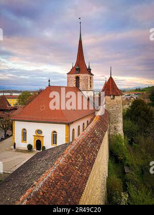 Une image verticale de l'église réformée germanophone de Murten en Suisse, avec le clocher Banque D'Images