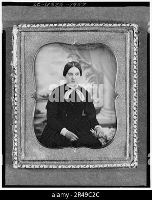 Femme non identifiée, portrait de trois quarts de longueur, face à l'avant, assise devant une toile de fond peinte avec colonne, entre 1840 et 1860. Banque D'Images