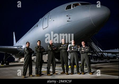 Les pilotes et les membres d'équipage affectés à l'escadron de ravitaillement aérien 32nd posent pour une photo devant un KC-46A Pegasus Tanker avant une sortie le 4 janvier 2023 à la base commune McGuire-dix-Lakehurst (N.J.) La sortie a été la première occasion pour l’escadron de piloter une mission locale KC-46 du début à la fin et de l’exécuter exclusivement avec 32d membres d’équipage ARS. Banque D'Images