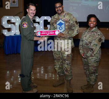 ÉTATS-UNIS Le colonel de la Force aérienne Michael P. Richard, commandant de l'escadre de combat 35th, et le Sgt. Cheronica Blandburg, chef de commandement du 35th AV, posent pour une photo avec le Sgt. Juan Alomar, Escadron de production de chasseurs 13th, lors d'une fête de libération E-8 à la base aérienne de Misawa, au Japon, au 23 mars 2023. L'équipe Misawa a reconnu 16 nouveaux maîtres séchant sélectionnés pendant l'événement. Les représentants de la Force aérienne ont choisi 1 629 sergents maîtres pour la promotion au service principal, sur 16 031 admissibles, pour un taux de sélection de 10,16 p. 100 dans le cycle de promotion de 23 E8. Banque D'Images