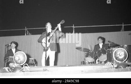 SAN DIEGO, USA, 1965: Les membres du groupe britannique, le Dave Clark Five, se produit en concert à un concert organisé par la station de radio KCBQ Banque D'Images