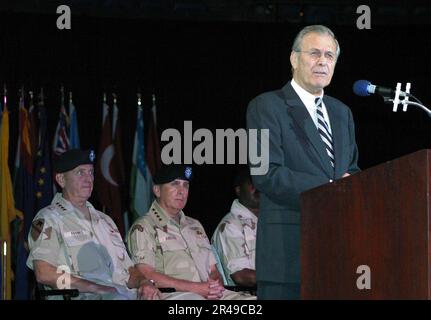 US Navy l'honorable Donald Rumsfeld, secrétaire de la Défense, s'adresse à l'auditoire et aux troupes présents aux États-Unis Cérémonie de passation de commandement du Commandement central (CENTCOM) Banque D'Images