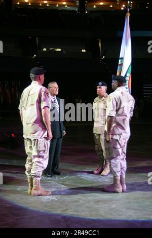 US Navy U.S. Commandement central (CENTCOM) le Sgt. Maj. (À droite) se prépare à transmettre le drapeau de commandement aux États-Unis Général de l'armée Tommy R. Franks (à gauche) pendant la cérémonie de passation de commandement du CENTCOM Banque D'Images