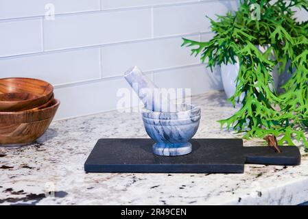 Un ensemble de mortier et pilon en marbre blanc, idéal pour broyer et broyer des herbes, des épices et d'autres ingrédients de cuisine Banque D'Images