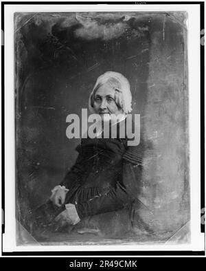 Femme non identifiée, portrait en demi-longueur, trois quarts à gauche, portant une casquette en dentelle blanche, entre 1851 et 1860. Banque D'Images