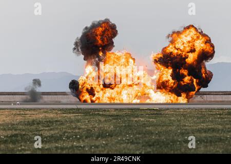 Une charge explosive explose pendant l'entraînement en munitions en préparation à la Journée de l'amitié 2023, à la station aérienne du corps des Marines Iwakuni, Japon, 26 mars 2023. L'équipe d'élimination des explosifs d'artillerie (EOD) du MCAS Iwakuni a procédé à diverses explosions contrôlées depuis décembre 2022 en préparation de la Journée de l'amitié 2023. Banque D'Images