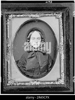 Femme non identifiée, portrait tête-et-épaules, face à l'avant, entre 1851 et 1860. Banque D'Images