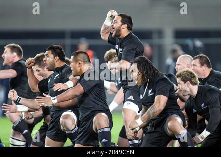 Le tout noir Piri Weepu (C) de Nouvelle-Zélande mène le haka avant de jouer contre l'Afrique du Sud à Auckland, Nouvelle-Zélande, samedi, 10 juillet 2010. Photo : Banque D'Images