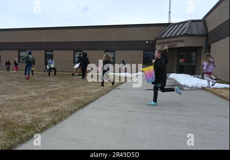 Les enfants des membres de l'escadre de transport aérien de 120th vont chasser les œufs de Pâques, à 1 avril 2023, à la base de la Garde nationale aérienne du Montana, à Great Falls, au Montana. Des événements comme la chasse aux œufs de Pâques créent un environnement inclusif pour les militaires, les familles et les civils. Banque D'Images