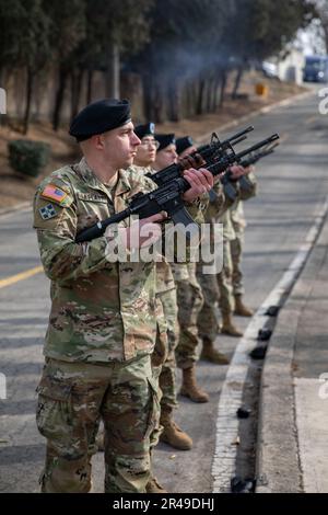 Les soldats affectés à la 35th Brigade d'artillerie de défense aérienne rendent un hommage de 21 armes à feu lors de la cérémonie annuelle de la bataille de Hill 180 à la base aérienne d'Osan, en Corée du Sud, le 2 février 2023. La cérémonie annuelle commémore les soldats de la Compagnie E du Régiment d’infanterie de 27th, dirigée par le Capt Lewis Millet. Neuf soldats et environ 100 combattants ennemis ont été tués au cours de ce que l'on appelle également la bataille de Bayonet Hill, le 7 février 1951. Banque D'Images