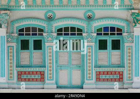 Extérieur traditionnel de la maison d'achats Peranakan avec volets en bois blanc, carreaux fleuris et colonnes en plâtre très décoratives Banque D'Images