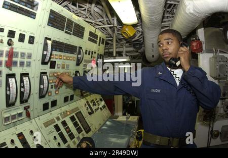 Technicien DU système de turbine à gaz DE la marine AMÉRICAINE Banque D'Images