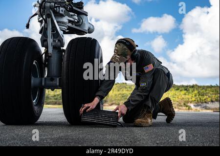 ÉTATS-UNIS Tech. De la Force aérienne Le Sgt Tryce Collins, chef d'équipage du 605th Escadron de maintenance d'aéronefs, effectue des inspections post-vol au cours d'une mission du Groupe de travail sur les bombardiers à l'aéroport Henry E. Rohlsen à Saint Croix (États-Unis) Îles Vierges, 24 mars 2023. Cette mission est un autre exemple d'accélération de l'emploi KC-46A Pegasus et de l'interopérabilité avec les pays partenaires tout en permettant la capacité d'exécuter la dissuasion stratégique. En tant que multiplicateur de force, le KC-46 fournit la létalité et des options supplémentaires pour projeter et relier la Force conjointe, tout en étendant la portée opérationnelle de l'air Banque D'Images