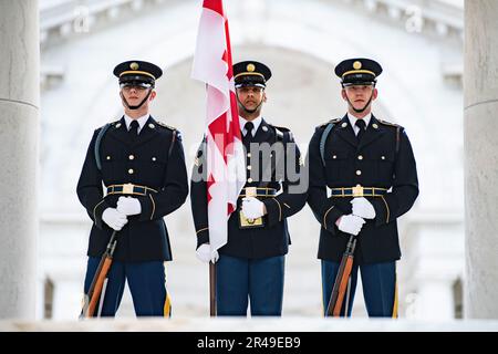 Une protection de couleur des 3D Etats-Unis Le régiment d'infanterie (la vieille garde) porte le drapeau de la Géorgie lors d'une cérémonie de dépôt de serment des Forces armées, avec distinction totale, à la tombe du soldat inconnu du cimetière national d'Arlington, Arlington, en Virginie, le 9 février 2023. La couronne a été déposée par le ministre géorgien de la Défense, Juansher Burchuladze. Banque D'Images