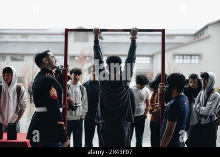 Un étudiant de Rancho San Juan High School tente des pull-ups lors d'un défi de pull-up organisé par le poste de recrutement secondaire Salinas, poste de recrutement San Francisco à Salinas, Californie, 22 mars 2023. Les Marines de RSS Salinas ont organisé un défi de pull-up et ont parlé aux étudiants de Rancho San Juan High School intéressés à en apprendre plus sur les possibilités disponibles au sein du corps des Marines. Banque D'Images