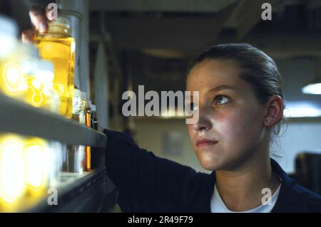 Technicien DU système de turbine à gaz DE la marine AMÉRICAINE Banque D'Images