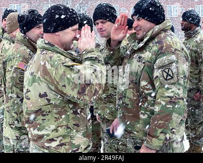 Colonel Russell Lemler, commandant de bataillon, Et le sergent de commandement John Folger, conseiller principal enrôlement, tous deux affectés au 2nd Bataillon, 15th Régiment d'artillerie de campagne, 2nd Brigade combat Team, 10th Mountain Division, a profité de l'occasion pour reconnaître et récompenser quelques soldats exceptionnels lors d'une remise de masse au bataillon le 27 janvier 2023. L'équipe de commandement de la brigade, le colonel Scott D. Wence, commandant de la brigade, et le sergent de commandement Christopher Donaldson, ont participé à la présentation du prix. Banque D'Images