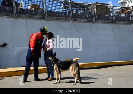 Les membres de la famille se réunissent avec les membres d'équipage du Cutter Waesche (WMSL 751) de la Garde côtière après le retour du Cutter à la base Alameda, en Californie, après une patrouille de 90 jours sur les stupéfiants, 31 mars 2023. L’équipage de Waesche a interdicté deux navires présumés de contrebande de drogues tout en patrouilant dans les eaux internationales de l’océan Pacifique est, ce qui a entraîné la saisie d’environ 881 livres de cocaïne et 9 500 livres de marijuana. ÉTATS-UNIS Photo de la Garde côtière par le maître en chef Matthew Masaschi. Banque D'Images