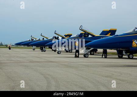 230318-N-AV351-0001 point Mugu, Cailf. (18 mars 2023) États-Unis L'escadron de démonstration de vol de la Marine, les Blue Angels, et par les États-Unis L'escadron de démonstration de la Force aérienne, The Thunderbirds, co-titre du 2023 point Mugu Air Show 18-19 mars, à la base navale du comté de Ventura (NBCV), point Mugu. Banque D'Images