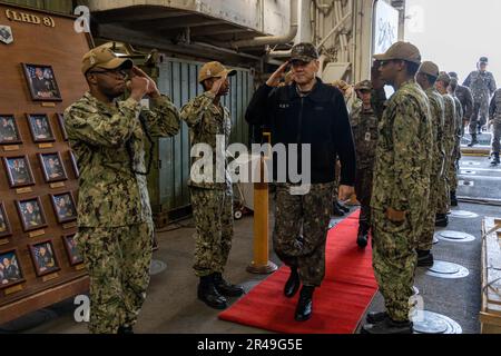 Myung Soo Kim, vice-amiral de la marine de la République de Corée, commandant de la flotte de la marine de la République de Corée, visite le navire d'assaut amphibie USS Makin Island (LHD 8) à Busan, en Corée du Sud, sur 24 mars 2023. Célébrant le 70th anniversaire de l'Alliance des États-Unis et de la République de Corée, Ssang Yong 2023 renforce l'Alliance par une formation conjointe bilatérale, contribuant à la défense combinée de la République de Corée de la péninsule coréenne et augmentant la préparation de l'Alliance des États-Unis et de la République de Corée. Banque D'Images