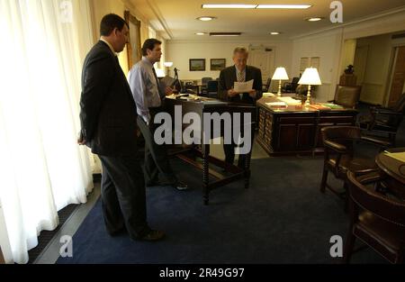 Le secrétaire à la Défense de la Marine AMÉRICAINE, Donald H. Rumsfeld, s'entretient avec le secrétaire adjoint par intérim à la Défense pour les Affaires publiques, Lawrence Di Rit Banque D'Images