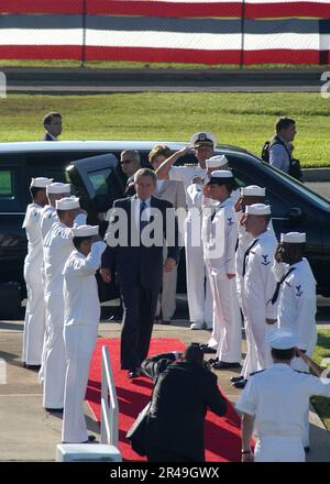 GEORGE W. Bush, président DE la Marine AMÉRICAINE, accompagné de la première dame Laura Bush, passe à travers les « garçons-ide » d'honneur lors de leur arrivée à bord de la base navale de Pearl Harbor Banque D'Images