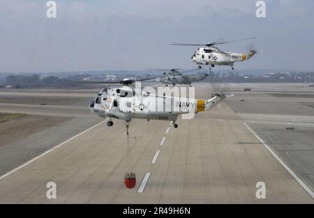 DES hélicoptères Sea King UH-3H de la marine AMÉRICAINE affectés à l'escadron de soutien au combat Golden Gaters of Helicopter Eighty Five (HC-85), munis de godets Bambi, quittent la station aérienne Marine corps (MCAS) Miramar Banque D'Images