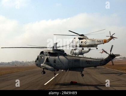 US Navy plusieurs hélicoptères UH-3H Sea King quittent Montgomery Field Banque D'Images