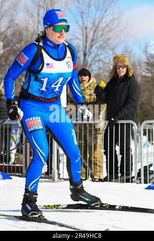 La Garde nationale de l’Armée de l’Oregon, le Maj Kristy Harrison, s’éloigne de la ligne de départ de la course féminine de sprint à l’occasion du biathlon du Chef du Bureau de la Garde nationale (CNGB) au site d’entraînement du Camp Ethan Allen à Jericho, dans le Vermont, le 18 février 2023. Harrison, un novice de biathlon, était en compétition dans sa première compétition. Près de 50 nouveaux concurrents de 15 États et territoires différents devaient participer à l'événement d'une semaine, qui comprenait des épreuves de sprint, de poursuite, de relais et d'équipe. Banque D'Images