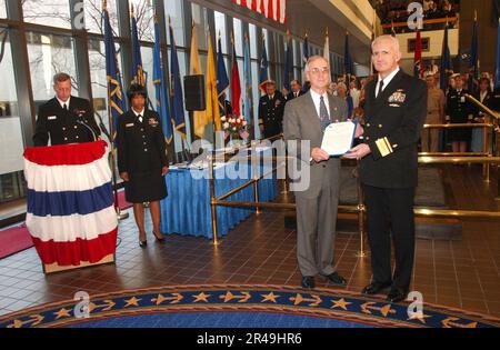 LE secrétaire DE la Marine AMÉRICAINE, Gordon R. England, présente le sous-ministre adjoint Donald Arthur, commandant du Centre médical national de la Marine (CNM), avec une mention élogieuse de l'unité Banque D'Images
