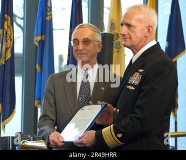 Le sous-ministre DE LA Marine AMÉRICAINE Donald Arthur, commandant du Centre médical national de la Marine (CNM), reçoit une mention élogieuse de la part du secrétaire de la Marine, l'honorable Gordon England, au nom du membre du personnel Banque D'Images