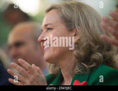 Malaga, Espagne. 26th mai 2023. La première vice-première ministre espagnole et ministre de l'économie, Nadia Calvino, est considérée comme applaudissant lorsqu'elle participe à un rassemblement à la fin de la campagne électorale. Plusieurs cas d'achat de voix et de fraude électorale ont terni le Parti socialiste et le Parti populaire, deux jours seulement avant les élections régionales et municipales en Espagne. Les résultats des élections municipales sur 28 mai pourraient influencer le vote aux élections générales espagnoles de fin d'année. Crédit : SOPA Images Limited/Alamy Live News Banque D'Images