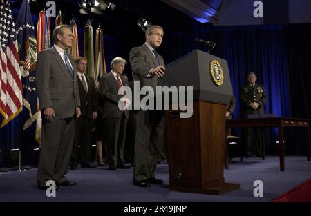 LE président DE la Marine AMÉRICAINE George W. Bush s'adresse aux troupes avant de signer l'autorisation de défense Banque D'Images