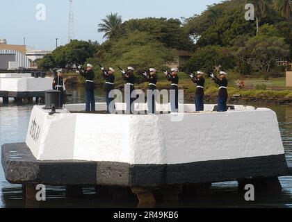 MEMBRES DE la Marine AMÉRICAINE Marine corps détail de fusil effectuez un hommage de 21 armes à feu lors de la cérémonie anniversaire de Pearl Harbor de 62nd de l'attaque sur Pearl Harbor Banque D'Images